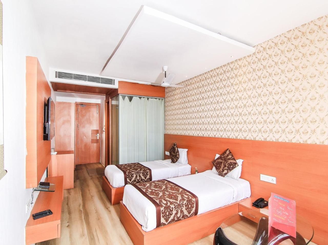 Oyo 3683 De Global Park Hotel Hasanganj Kültér fotó