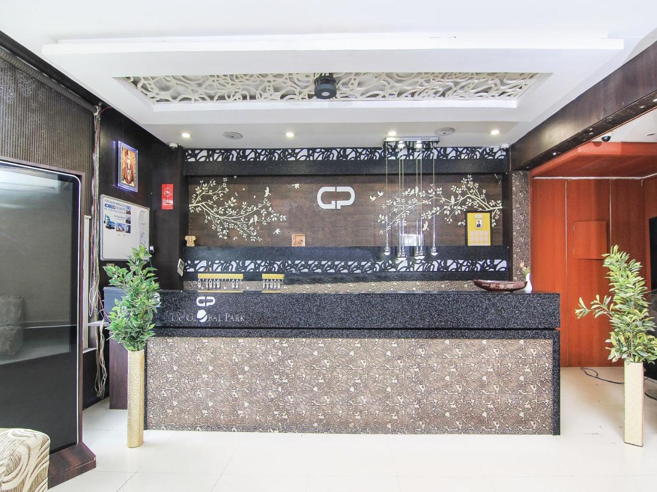 Oyo 3683 De Global Park Hotel Hasanganj Kültér fotó