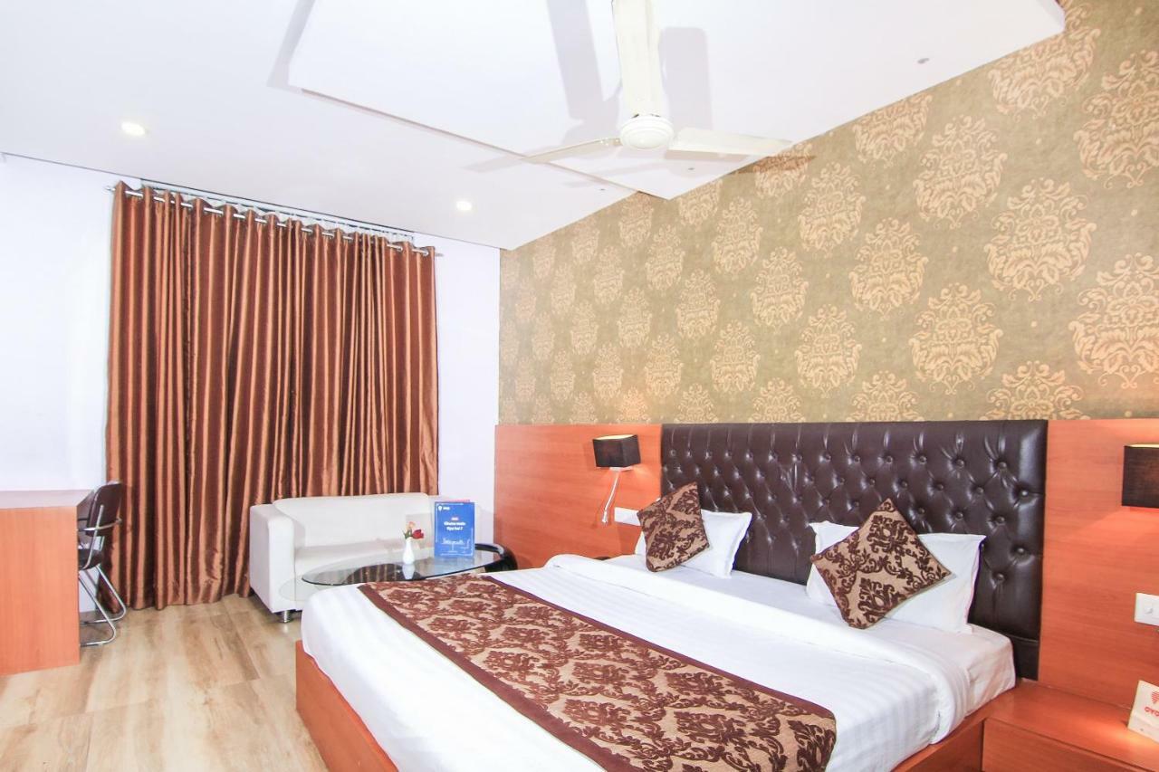 Oyo 3683 De Global Park Hotel Hasanganj Kültér fotó